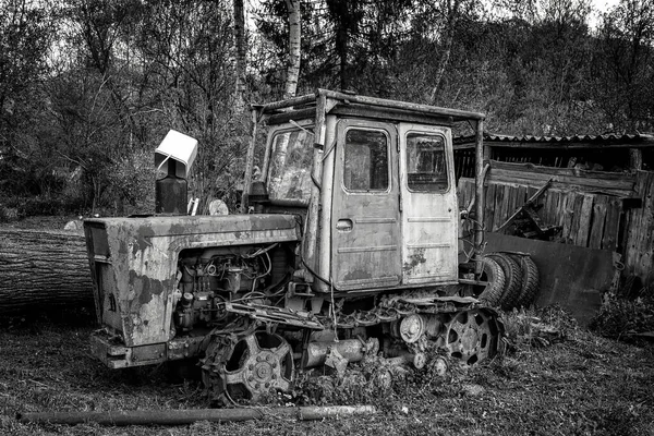 Régi Rozsdás Traktor Parkol Kertben — Stock Fotó