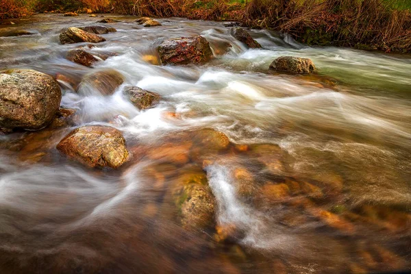 Όμορφο Φθινοπωρινό Τοπίο Της Ροής Του Νερού Στο Βουνό Ποτάμι — Φωτογραφία Αρχείου