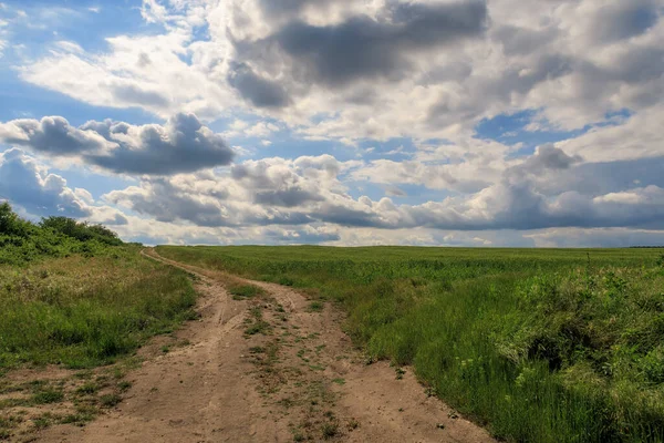 시골길 구름낀 하늘로 둘러싸인 아름다운 — 스톡 사진