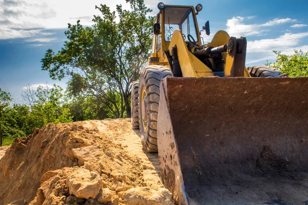 接近一桶黄色挖掘机 — 图库照片