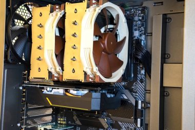 İçerideki modern masaüstü bilgisayarı. Ana kartta büyük hayranları ve video kartı olan bir işlemci..