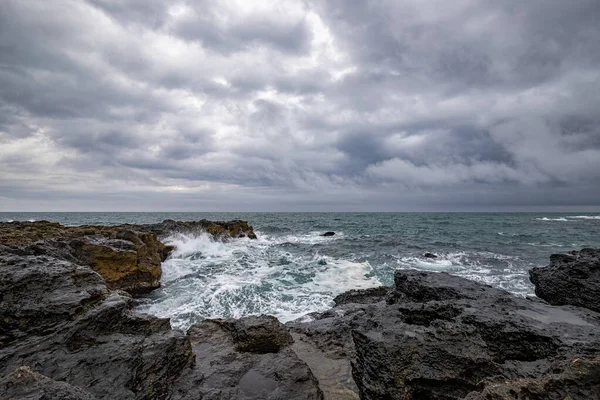 Prachtige Zeegezicht Met Schilderachtige Wolken Boven Zee Met Rotsachtige Kust — Stockfoto