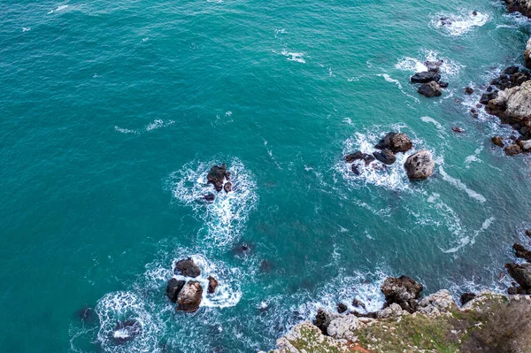 Kıyıya yakın birçok kayanın insansız hava aracı görüntüsü