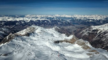 Karlı dağ tepelerindeki insansız hava aracından inanılmaz bir manzara