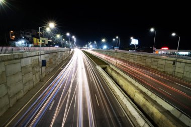 Gece trafiği kavşağında trafik ışıkları yanıyor. Yatay görünüm