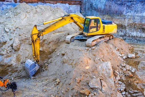 Excavadora Amarilla Grande Trabajando Sitio Construcción —  Fotos de Stock