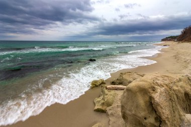 Güzellik bulutlu, uzun pozlama deniz manzarası ile düşük çekim ve dalgalar dışarı akan.