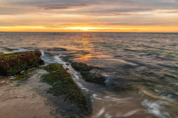 Zeegezicht Een Rustige Zee Met Rotsen Met Mos Schoonheidslucht Met — Stockfoto