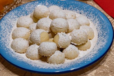 Tabakta pudra şekerli ev yapımı kurabiyeler. Kapat..