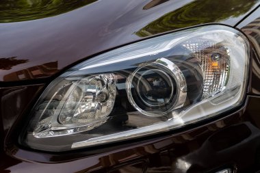 Farlar. Modern bir arabanın LED farları. Otoyol araçlarının ön ışıklandırması 