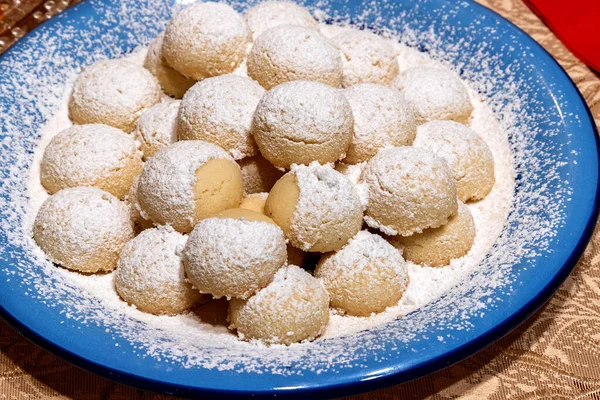 Kue Buatan Sendiri Dengan Gula Bubuk Atas Piring Tutup — Stok Foto