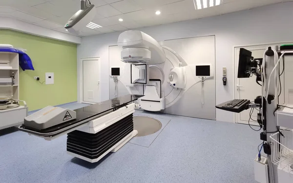 现代医院肿瘤治疗中的医学先进线性加速器 — 图库照片