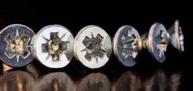 Siyah arka plandaki vida kafaları kapatın. Reklam fotoğrafı. Seçici odak