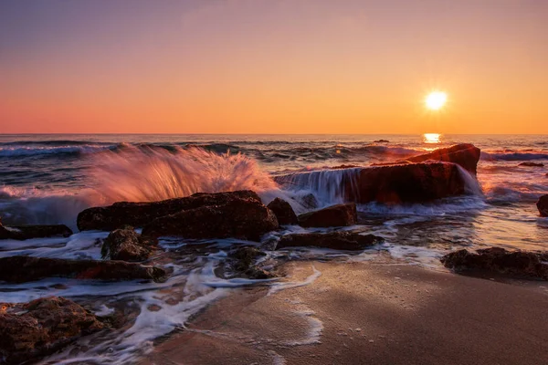 Pastel Sunrise Rocky Sea Beach Motion Blur — Stock Photo, Image