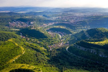 Bulgaristan 'ın Yantra ve Veliko Tarnovo kenti yakınlarındaki nehrin büyük eğrisinin insansız hava aracı görüntüsü