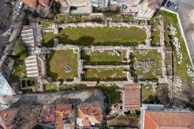 Odessos 'un ilk Hıristiyan Bazilikası. Bulgaristan 'ın Varna kentinde Eski Roma Hamamları' nın üst hava manzarası harabeye döndü