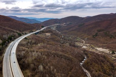 Dağın karşısındaki otobanın insansız hava aracı görüntüsü. Ulaştırma ve altyapı kavramı