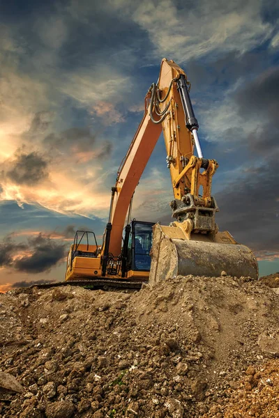 Escavadora Esteiras Rolantes Durante Trabalhos Terraplanagem Canteiro Obras Pôr Sol — Fotografia de Stock