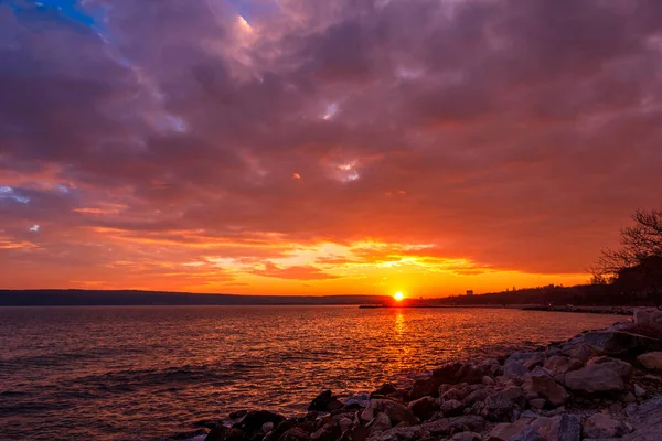 Tramonto Drammatico Sulla Baia Del Mare — Foto Stock