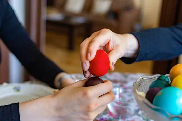 Paskalya Yumurtaları. Sezonluk gelenek ile dövüş.