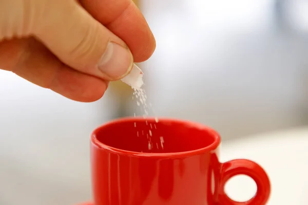 Mão Colocando Açúcar Uma Xícara Café Chá Fechar — Fotografia de Stock