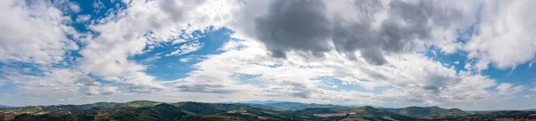 Banner Vista Del Cielo Azul Con Nubes Esponjosas Sobre Tierra — Foto de Stock