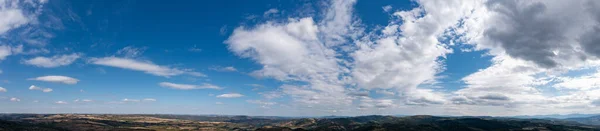 Widok Błękitne Niebo Puszystymi Chmurami Nad Wzgórzami — Zdjęcie stockowe