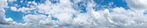 Vista Panorâmica Céu Azul Com Nuvens Fofas — Fotografia de Stock