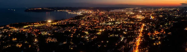 夜の街のパノラマの空の景色 ブルガリアのヴァルナ — ストック写真
