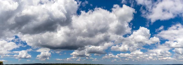 Vista Panorâmica Céu Azul Com Nuvens Macias Sobre Terra — Fotografia de Stock