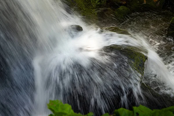 Краса Водяних Бризок Водоспаду Над Великою Скелею Крупним Планом — стокове фото