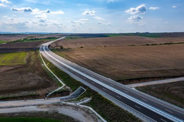 Yeni bir otoyolun insansız hava aracı görüntüsü. Ulaştırma ve altyapı kavramı