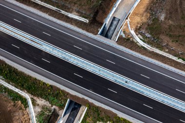 Yeni bir otoyolun insansız hava aracının havadan görünüşü. Ulaştırma ve altyapı kavramı