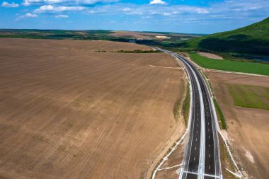 Yeni bir otoyolun insansız hava aracı görüntüsü. Ulaştırma ve altyapı kavramı