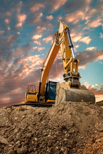 日落时施工现场土方工程中的履带式挖掘机 — 图库照片