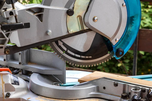 Close Miter Saw Process Sawing Wooden Part — Stock Photo, Image