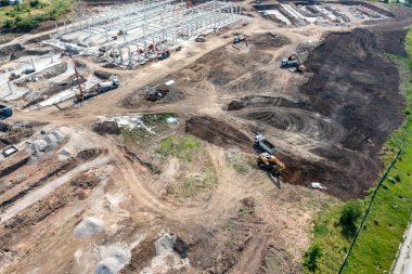 Çalışan çok sayıda ağır makineli devasa inşaat alanının havadan görünüşü