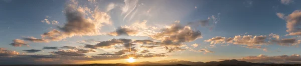 夕暮れ時の空の劇的な雲と太陽 — ストック写真