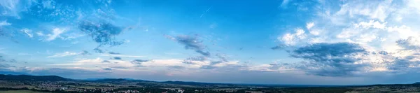 Widok Sztandaru Błękitnego Nieba Puszystymi Chmurami Zachodzie Słońca Nad Lądem — Zdjęcie stockowe