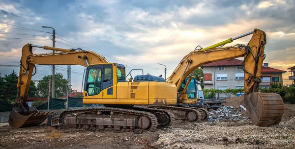 Dos Excavadoras Amarillas Detuvieron Atardecer Vista Del Banner —  Fotos de Stock