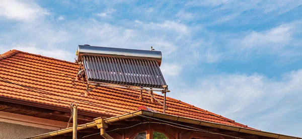 Aquecedor Solar Água Instalado Telhado Azulejo Casa Para Aquecimento Ecológico — Fotografia de Stock