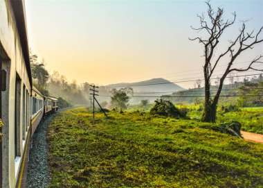 Güzel dağ ve manzara. Demiryolu ile Kuzey Tayland 'a seyahat.