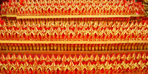 Güney Tayland 'daki festival dininde Buda ve Naga heykeli süslemesi