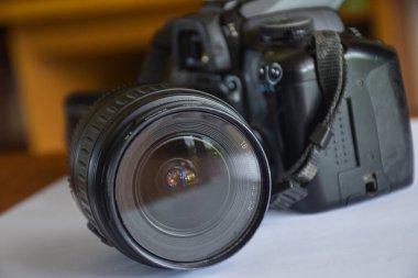 Beyaz arkaplan yumuşak bulanıklığında lens ve dslr dijital kamera