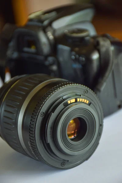 白色背景软混浊中的透镜和飞镖数码相机 — 图库照片