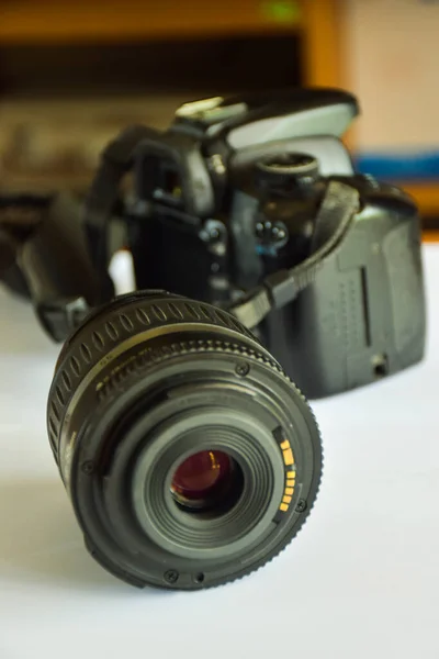 Beyaz Arkaplan Yumuşak Bulanıklığında Lens Dslr Dijital Kamera — Stok fotoğraf