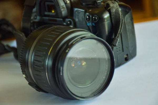 Beyaz Arkaplan Yumuşak Bulanıklığında Lens Dslr Dijital Kamera — Stok fotoğraf