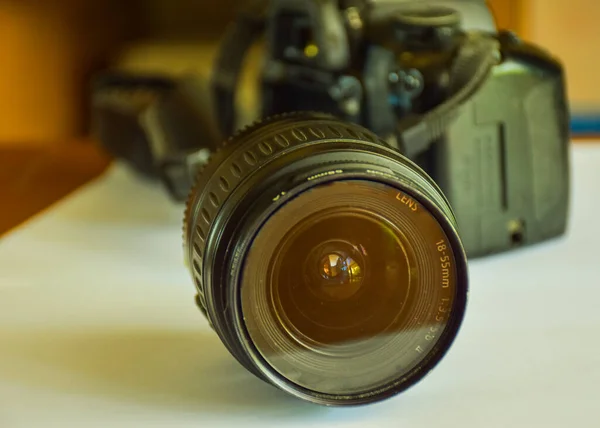 Beyaz Arkaplan Yumuşak Bulanıklığında Lens Dslr Dijital Kamera — Stok fotoğraf