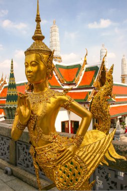 Wat Phra Kaew 'de boyalı camlı açılı heykel dekorasyonu