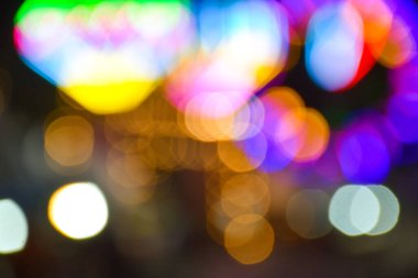 Gece ışıkları ve renkleri gezintiler ve dekorasyon ve bokeh ışığı.
